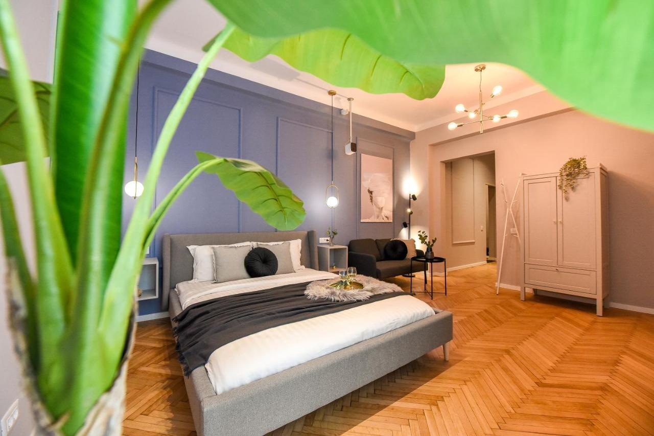 Modern Stay - Central Studios With Wall Projector Near Radisson Boekarest Buitenkant foto