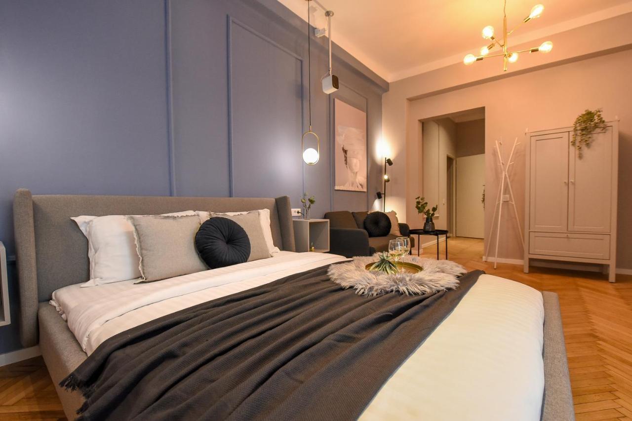 Modern Stay - Central Studios With Wall Projector Near Radisson Boekarest Buitenkant foto