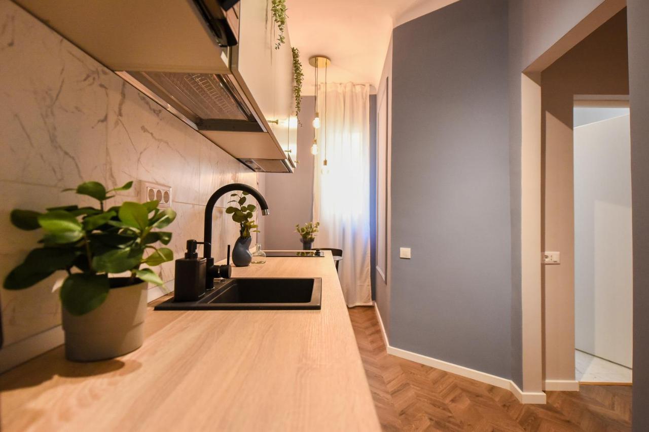 Modern Stay - Central Studios With Wall Projector Near Radisson Boekarest Buitenkant foto