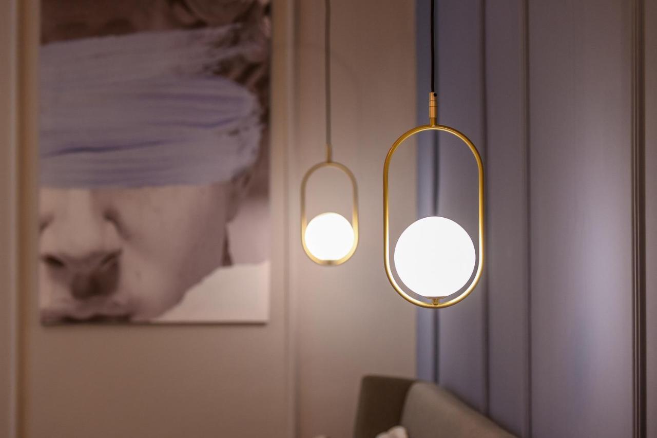 Modern Stay - Central Studios With Wall Projector Near Radisson Boekarest Buitenkant foto