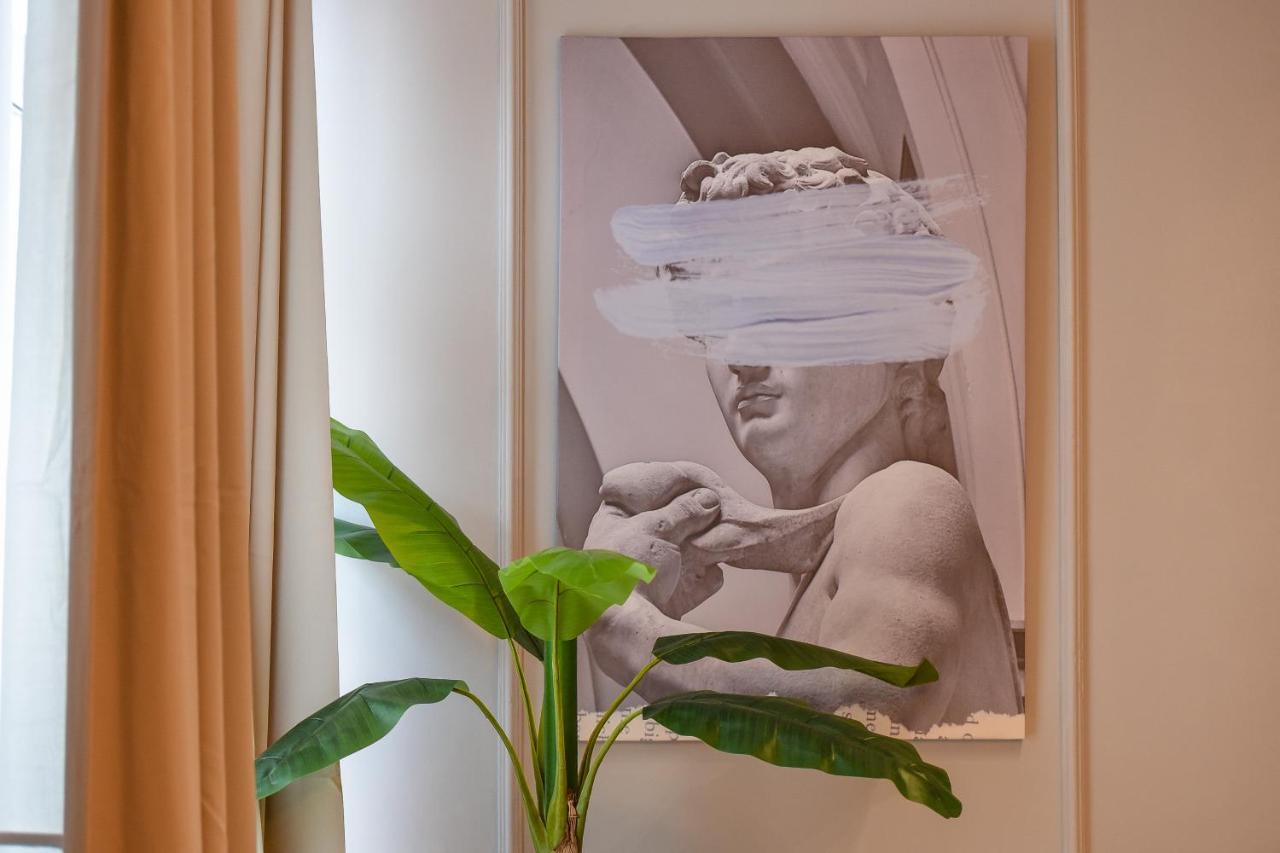 Modern Stay - Central Studios With Wall Projector Near Radisson Boekarest Buitenkant foto