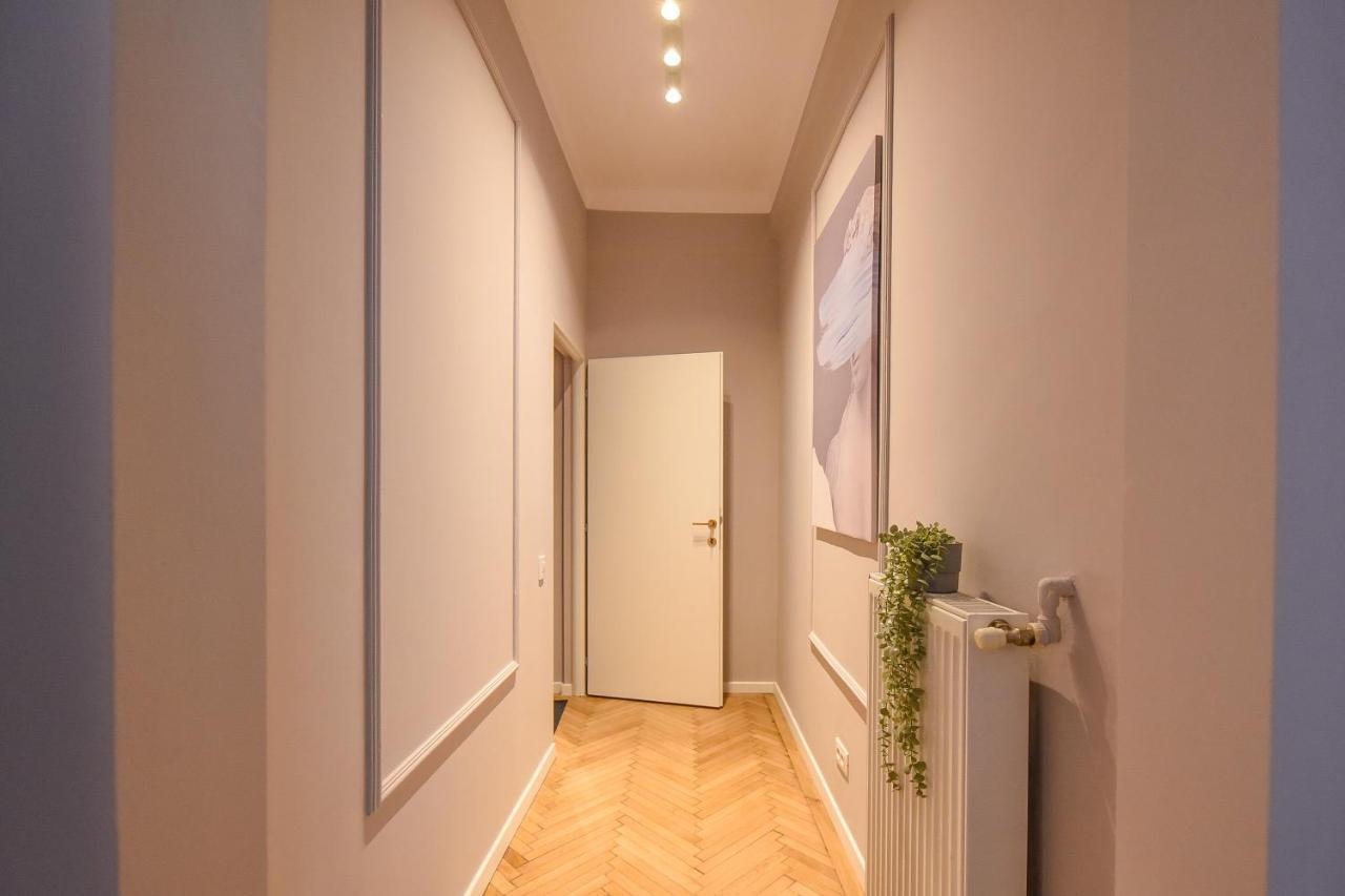 Modern Stay - Central Studios With Wall Projector Near Radisson Boekarest Buitenkant foto