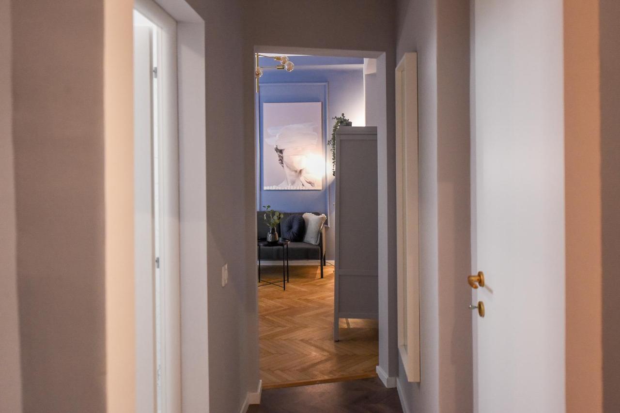 Modern Stay - Central Studios With Wall Projector Near Radisson Boekarest Buitenkant foto